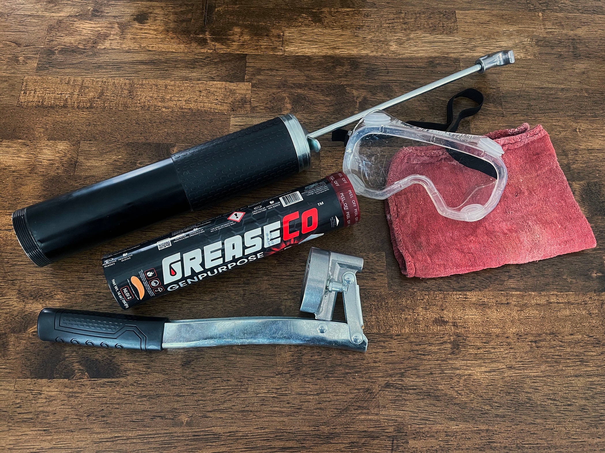 How to properly load grease gun? What way does a grease tube fit into